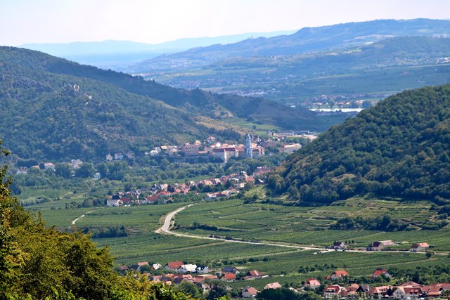 Retour über den Seiberer bei Weißenkirchen-Blick auf Dürnstein!