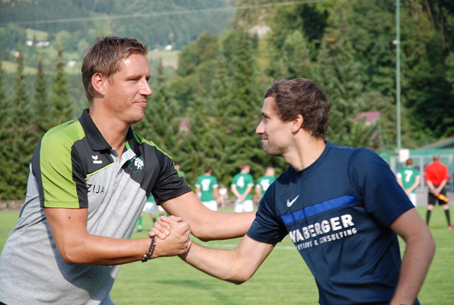 Shakehands der Trainer vor dem Spiel Golling gegen Union.