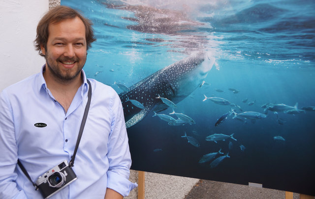 Marc Stickler stellt seine Fotos, wie dieses von einem riesigen Walhai, in der Creativwerkstatt zur Schau.