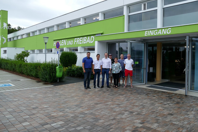 Robert Schmidt, Philipp Hausleitner, Markus Billek, Kevin Reiß, Gertrude Tomaschitz, Franz Hödl und Werner Braun (v.l.) laden zu einem Besuch im Hallen- und Freibad ein. | Foto: Gemeinde Feldbach