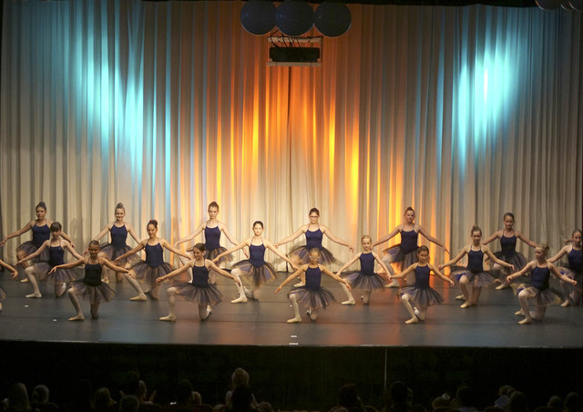 Bei den regelmäßigen Schülervorstellungen haben die Kinder die Möglichkeit, ihr erlerntes Können auf der Bühne zu präsentieren. | Foto: www.ballettschule-kager.at