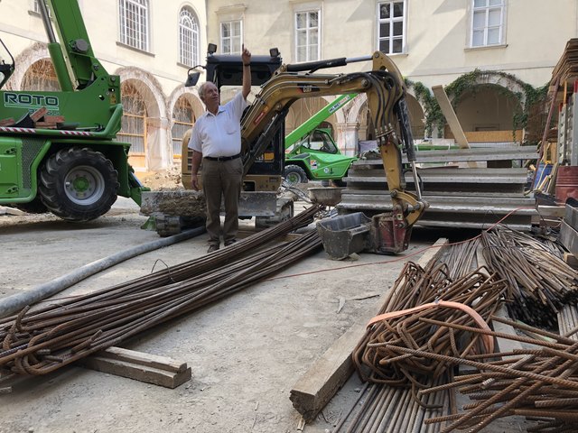 Johann Weißensteiner zeigt aufs Dach, wo das alte Archiv schon aus allen Nähten platzt.