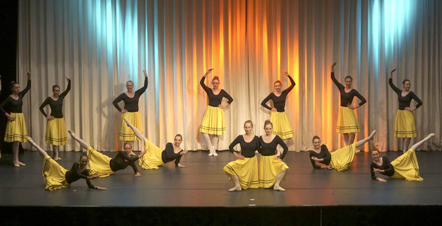 Bei den regelmäßigen Schülervorstellungen haben die Kinder die Möglichkeit, ihr erlerntes Können auf der Bühne zu präsentieren. | Foto: www.ballettschule-kager.at
