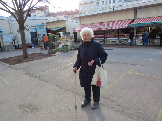 Bereits 2016 beschwerte sich Anrainerin Rosa Kainz über die Verschmutzung von Grünflächen der angrenzenden Wohnhausanlagen