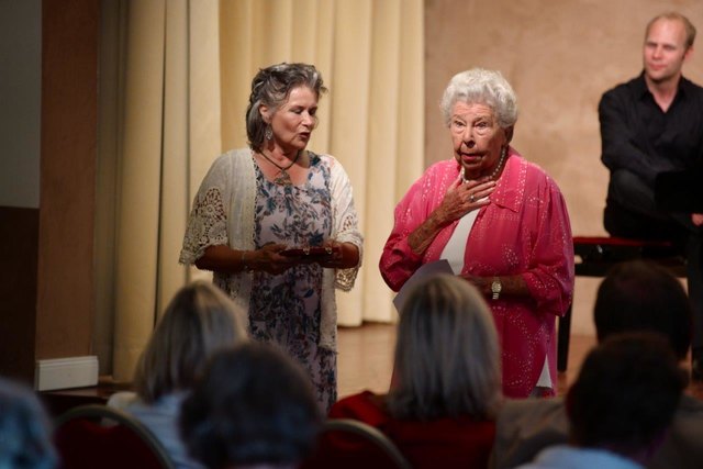 Überraschende Übergabe des Tiroler Adlerordens in Gold des Landes Tirol für besondere Verdienste an KS Prof. Dr. hc Christa Ludwig (re.), im Bild mit Bgm. Hedi Wechner. | Foto: Dabernig