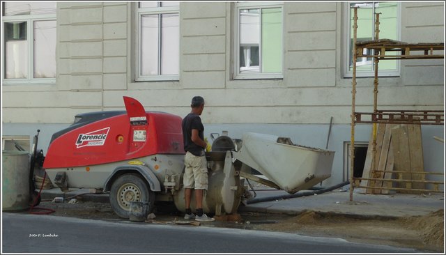 Er hatte flott und mit einer Schaufel und mit viel Schwung Sand in diese Maschine gekippt. Zum Glück war diese Straßenseite schon im Schatten.