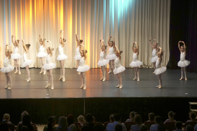 Bei den regelmäßigen Schülervorstellungen haben die Kinder die Möglichkeit, ihr erlerntes Können auf der Bühne zu präsentieren. | Foto: www.ballettschule-kager.at