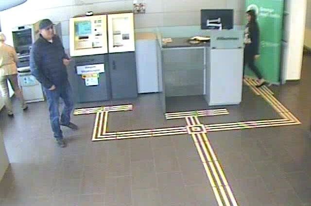 Der Täter befand sich am 17. Mai 2018 zwischen 11:05 und 11:09 in der Bankfiliale Frauenfeldgasse 10 in Wien Floridsdorf. | Foto: LPD Wien