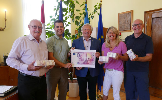 GR Franz Berger, Horst Teigl (Sparkassen-Fililaleiter), Bürgermeister KommR Herbert Osterbauer, Lisbeth Baumgartner (Sparkasse Neunkirchen) und Ideengeber Johannes Authried (v.l.).