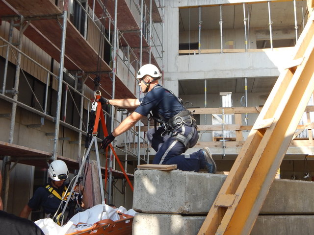 Der Arbeiter konnte nur noch tot aus der Krankabine geborgen werden. | Foto: MA 68 Lichtbildstelle