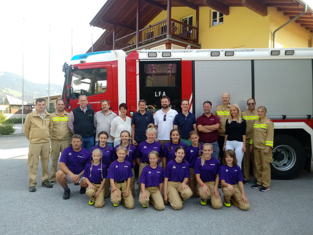 Jugendbetreuer Michael Rohrmoser (li. knieend) mit seinem Team und den Sponsoren (Fa. Elektro Demel, Fa. KFZ Technik Wimmer Peter, Gasthof Hochmoos, Restaurant d’Henasteig’n, Forsttechnik Pfannhauser, Baggerservice Haitzmann, Gärtnerei Plattner, EFM St. Martin (Hinterseer Christoph, Millinger Toni), Uniqa (Fernsebner Richard) | Foto: Jugendfeuerwehr