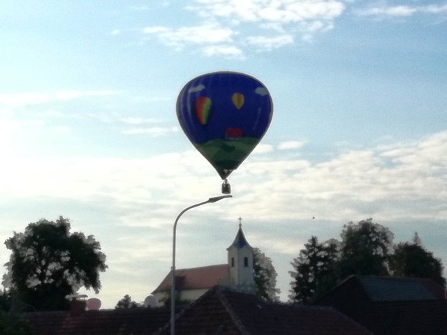 ...hält die Lampe ???? ;-))