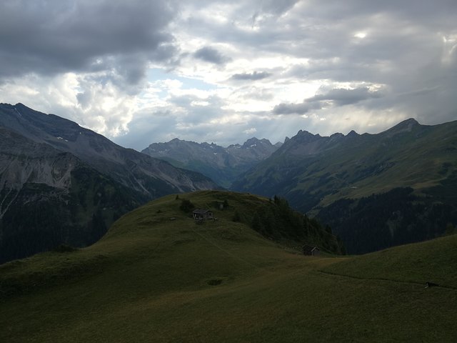 im Vordergrund die Mutealm im Hintergrund rechts die Mahdbergalm