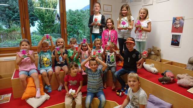 Die Lurnfelder Kinder mit ihren selbstgebastelten Rosen nach dem Vorbild des Disneyfilmes "Die Schöne und das Biest" | Foto: KK/Bibliothek Lurnfeld