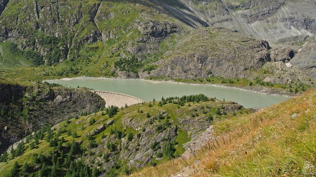 Hier sammelt sich das Wasser der Pasterze, die nicht weit entfernt oberhalb liegt. Der Margaritze Stausee und der Überleitungsstollen Möll wurden 1953 fertiggestellt und werden von den Speicherkraftwerken Kaprun betrieben.