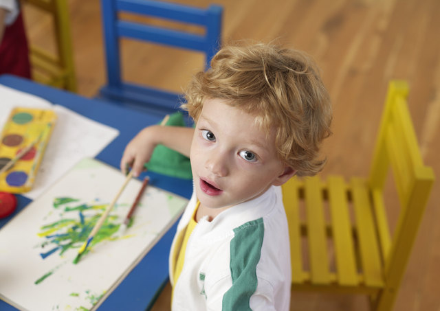 Symbolfoto: Bub im Kindergarten beim Malen. Basteln kostet in Thiersee 10 Euro im Monat.