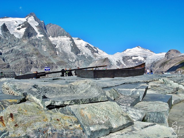 Der Neumarkter Künstler Johann Weyringer schuf  das begehbare (Sitzen ist besser) Kunstwerk "Wellenberg" das nun auf der Kaiser Franz Josef Höhe steht. Ein aus Bronze gegossenes Boot. Es erinnert an die Gletscherschmelze vor 6000 (!) Jahren. Damals war die Pasterze weggeschmolzen und Felsstürze hatten einen kleinen See entstehen lassen. Die Platten symbolisieren den Wellenberg, deshalb der Name des Kunstwerks.