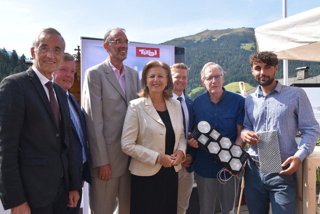 Rektor Tilmann Märk (Universität Innsbruck), LR Bernhard Tilg, BM Heinz Faßmann, LRin Patrizia Zoller-Frischauf, Martin Lukasser ("ATP architekten ingenieure"), Wilfried Pohl ("Bartenbach") und Josef Miller (Universität Innsbruck) (v.l.) mit Tages- und Kunstlichtkomponenten, die für mehr Energieeffizienz frühzeitig in der integralen Bauplanung berücksichtigt werden sollen.