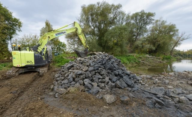 Die Uferbausteine an der March werden enfernt, ein natürliches Ufer wird rückgebaut. | Foto: Matthias Schickhofer