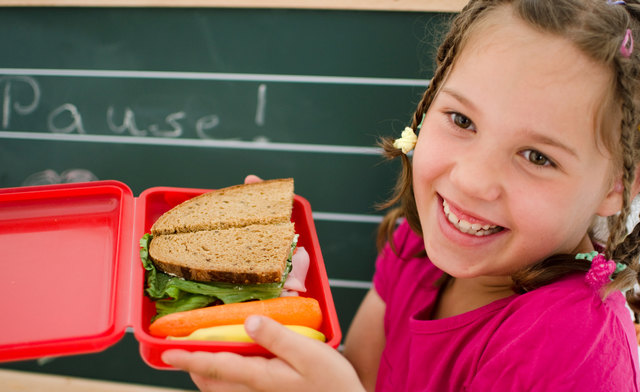 Der Schulalltag verlangt den Kindern einiges ab. Für volle Akkus brauchen sie deshalb eine ausgewogene Ernährung. | Foto: st-fotograf / Fotolia