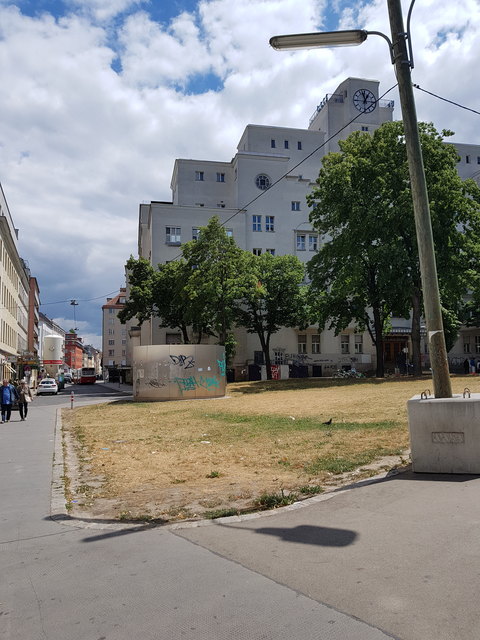 Hier waren damals viele Blumen gesetzt,es zeigte das Wappen von Favoriten.Jetzt ist es trostlos ....ein Metall beschmiert und eine kahle kaputte Wiese.:-(Schade um diesen Platz.