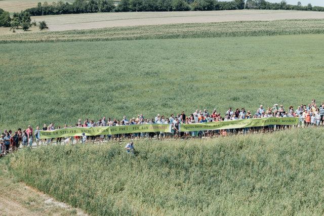 Stiller Protest und Menschenkette gegen die geplante 110kV-Hochstromleitung von Ried nach Raab am 12. August 2018. | Foto: Kerstin Musl
