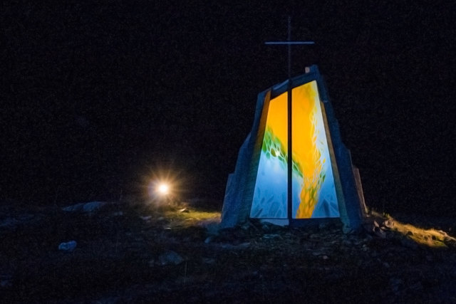 Nachtaufnahme der Gegenwartkapelle am Venet, welche ein künstlerisch religiöses Ausrufezeichen auf hohem Niveau und auf einer Seehöhe von rund 2.200m darstellt. © Ing. Günter Kramarcsik