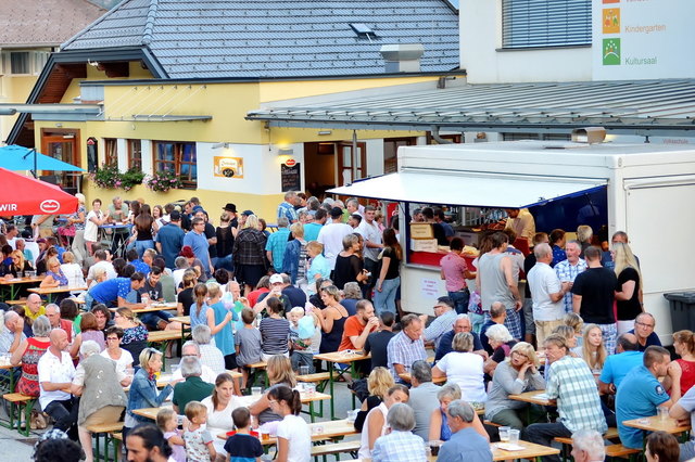 Ein Dorf in Feierlaune: Beim letzten Schmankerlmarkt in St. Urban wurde der Bezirkssieg bei der WOCHE Dorfwahl gefeiert | Foto: Ingolf Wachs