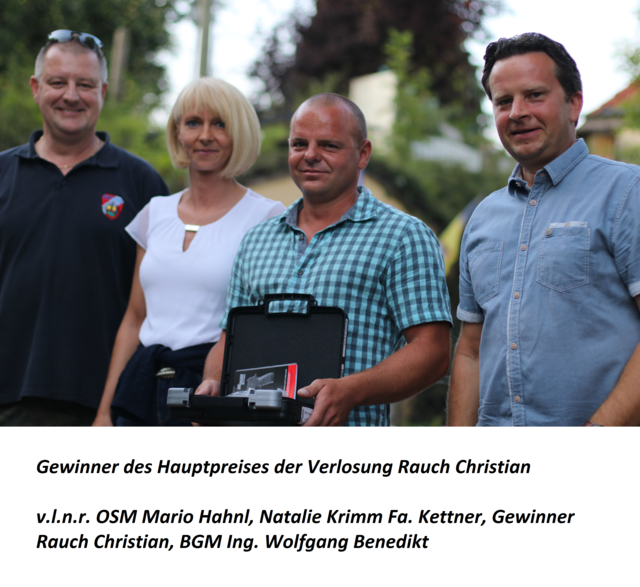 Christian Rauch freute sich über den Gewinn des Hauptpreises bei der Verlosung, und mit ihm OSM Mario Hahnl (li), Natalie Krimm (2.v.li.) und Bgm Wolfgang Benedikt (re.)