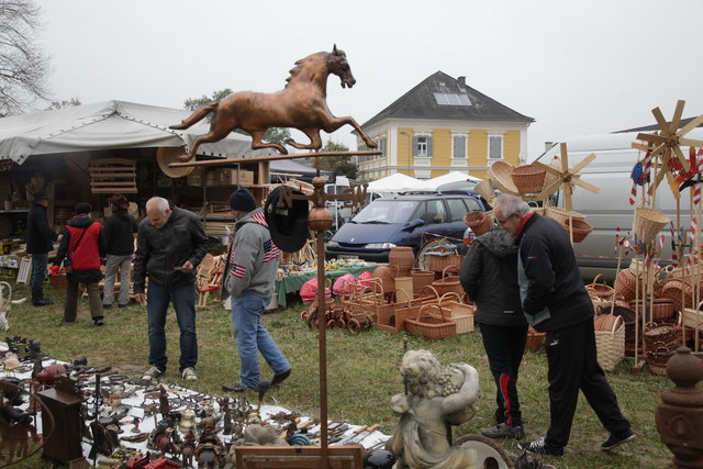 Beim Bulldogwirt in Hof bei Straden lädt Wirt Erich Wiedner zwei Mal im Jahr zum großen Flohmarkt.
