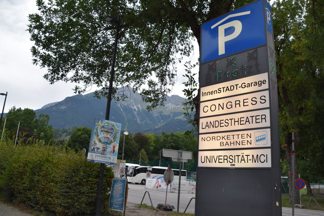 INNENSTADTGARAGE. Adresse: Kaiserjägerstraße 1
Preis: 2,20 Euro/Stunde (Tageshöchsttarif 14 Euro)
Stellplatzbreite: min. 2,30 m
Toilette: nein
Stellplätze: 591
Service:Damenparkplätze, Stromtankstelle
Öffnungszeiten: durchgehend