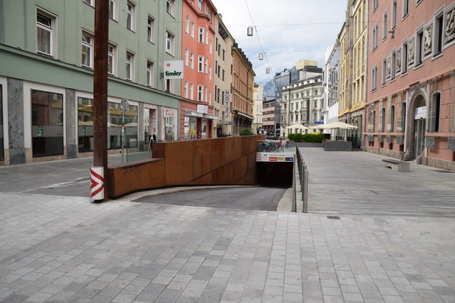 ZENTRALGARAGE. Adresse: Sparkassenplatz 1
Preis: 2,60 €/Stunde (Tageshöchstsatz: 18 €, Vergünstigungen an Sa., So. u. Feiertag)
Stellplatzbreite: min. 2,30 m
Toilette: nein
Stellplätze: 310
Service: Stromtankstelle
Öffnungszeiten: durchgehend