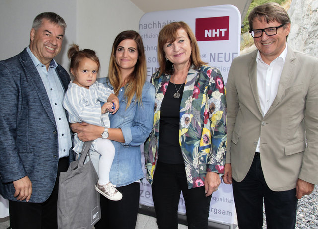 Feierliche Wohnungsübergabe in Fließ: Sandra Schütz mit Tochter freut sich mit NHT-Geschäftsführer Hannes Gschwentner (re.), Wohnbaulandesrätin Beate Palfrader und Bürgermeister Hans-Peter Bock über das neue Zuhause.