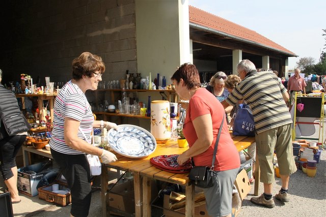 Die Mitglieder des Gesangsvereins betreuen die Fetzenmarktstände, dazwischen wird gesungen.