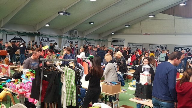 Jeden zweiten Sonntag im Monat zieht der Hallenflohmarkt in Zerlach bis zu 3.000 Besucher an. | Foto: Christoph Fruhmann