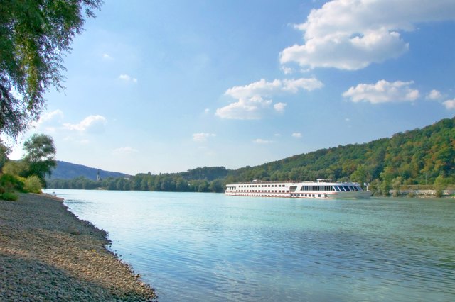 Flusskreuzschiff bei Margareten/Linz