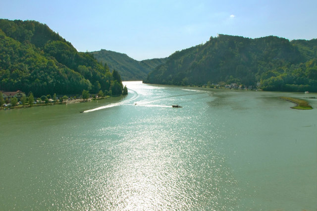 Motorboot und die Radfähre in Untermühl