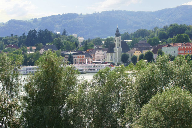 Zwei Flusskreuzschiffe an der Anlegestelle Aschach/Donau