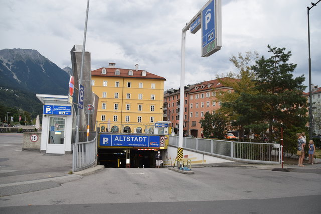 ALTSTADTGARAGE. Adresse: Innrain 4
Preis: 2,10 Euro/Stunde (Tagesmaximum: 18,20 Euro)
Stellplatzbreite: min. 2,40 m
Toilette: nein
Stellplätze: 198
Service: keine Besonderheiten
Öffnungszeiten: Mo-So 7:00 Uhr - 1:00 Uhr
