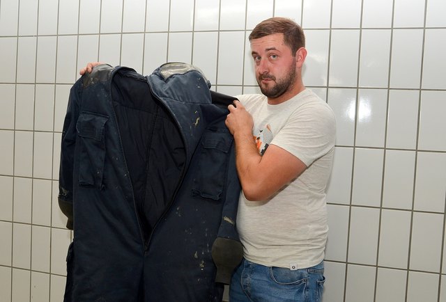 HFM Lukas Jank rüstet sich für die Wespenumsiedelung