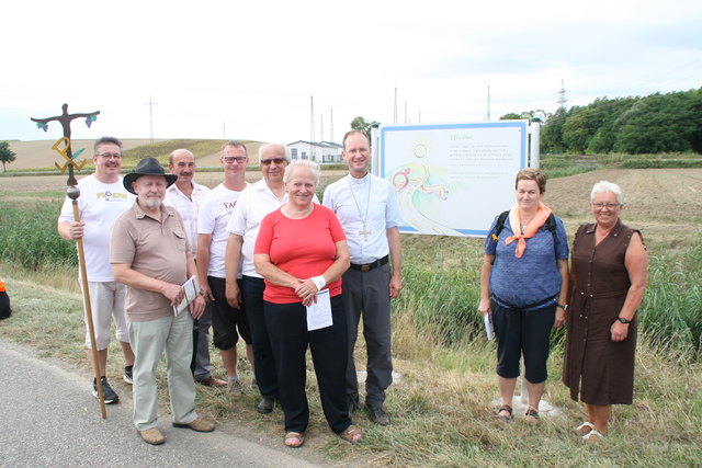 Weihbischof Turnovszky mit Franz Knittelfelder, Franz-Xaver Würrer, Eduard Ruck, Gerald Haasmüller, Dechant Karl Seethaler, Johanna Falk, Helga Zawrel und Irene Brandstätter bei der Eröffnung in Spannberg. | Foto: Bildungshaus