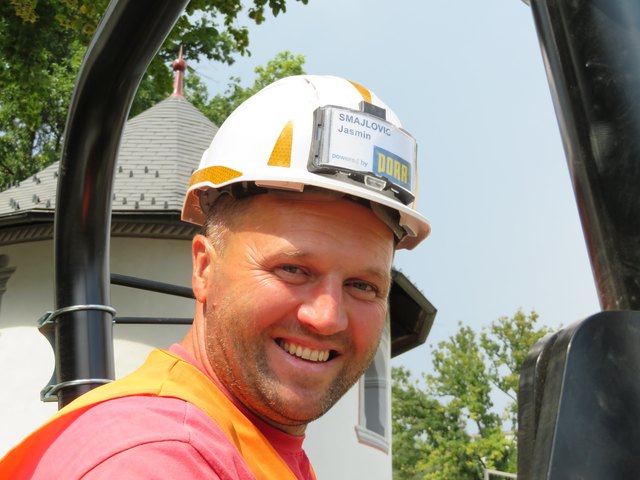 Der freundliche Baggerfahrer freut sich schon sehr auf die Fertigstellung der "Großbaustelle - Schlossgasse," auf der bei  hochsommerlichen Temperaturen um die 36 Grad rund 8 Wochen lang hart gearbeitet und geschwitzt wurde. Vom 29. bis 31.08.18 geht es mit dem "Asphaltieren" ins Finale!