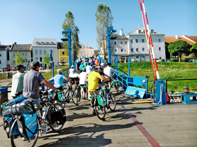 Radfahreregruppe verlässt das Fährschiff in Ottenheim