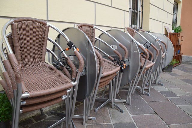 Eine Regelung, die keiner versteht: Die Gastgärten am Domplatz müssen eine Stunde früher zusperren.