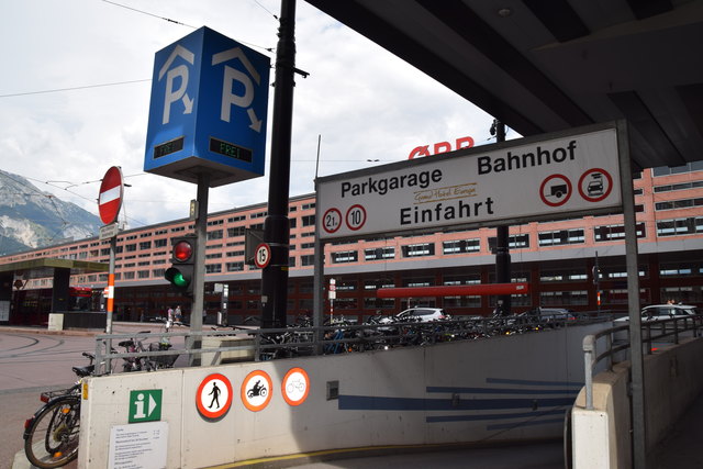 BAHNHOFGARAGE. Adresse: Südtiroler Platz 3-5
Preis: 2,80 Euro/Stunde, Tagesmaximum 19 Euro
Stellplatzbreite: min. 2,30 m
Toilette: im Bahnhof (50 Cent)
Stellplätze: 200
Service: Damenparkplätze, Stromtankstelle
Öffnungszeiten: durchgehend