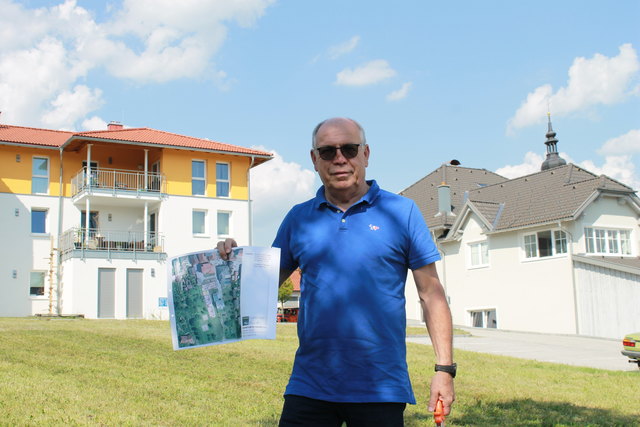 Der Grund ist gekauft, die Planungen  laufen auf vollen Touren: Baumeister Wolfgang Gutenthaler stellt den Baubeginn für das Wohnhaus in Waldburg für 2019 in Aussicht.