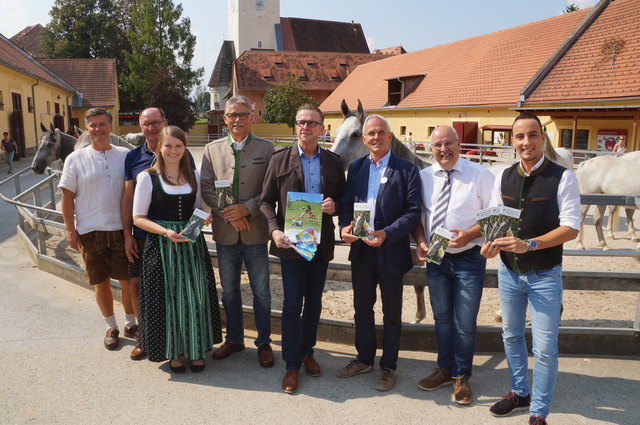 Die beiden Bürgermeister Kurt Riemer und Helmut Linhart mit Vertretern des Gestüts, der Organisation und des Tourismus