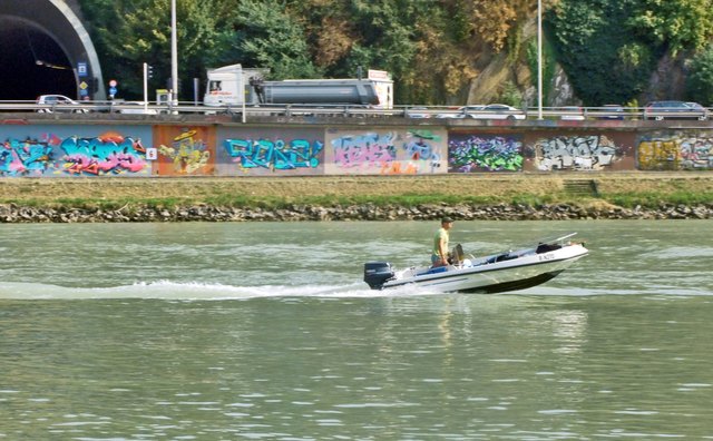 Motorboot im Bereich Steinmetzplatzl in Linz/Urfahr