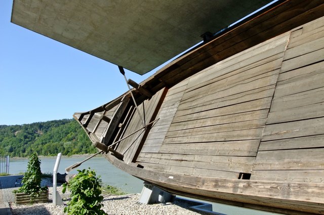 Der ''Zehnertrauner'' ein traditionelles Holzschiff der oberen Donau wurde mit Ruderbäume stromabwärts gesteuert, stromaufwärts von Pferden gezogen, Exponat beim Schopper und Fischermuseum in Aschach.