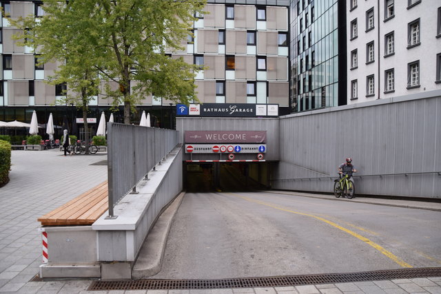 RATHAUSGARAGE. Adresse: Adolf-Pichler-Platz
Preis: 2,60 Euro/Stunde (Tageshöchsttarif 18 Euro)
Stellplatzbreite: min. 2,60 m
Toilette: nein
Stellplätze: 350
Service: Stromtankstelle
Öffnungszeiten: durchgehend